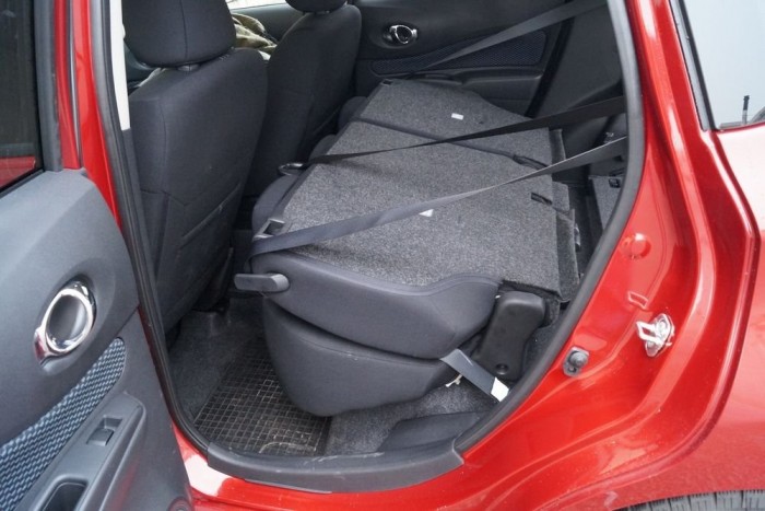 Korszerűbb, szebb, de nem jobb autó az új Nissan Note 10 | Vezess Az övek becsípését praktikus kis akasztók akadályozzák meg