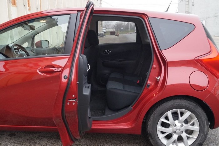 Korszerűbb, szebb, de nem jobb autó az új Nissan Note 12 | Vezess A hátsó ajtó derékszögig nyílik, a Note-ba szinte öröm a gyerekülés-pakolás