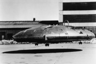 Avro Canada VZ-9 Avrocar - 1958-ban, Kanadában épített kísérleti repülő. A formája alapján rögtön idegen technikának gondolhatnánk, hiszen kimeríti a repülő csészealj fogalmát. A természetesen az Egyesült Államok számára fejlesztett, szupertitkos prototípus a légkör legmagasabb régiójában akár Mach 3 sebesség elérésére is képes lett volna. Csakhogy a célokat sosem sikerült elérni, az Avrocar hat sugárhajtóműves, bonyolult rendszere állandó stabilitási gondokat mutatott.