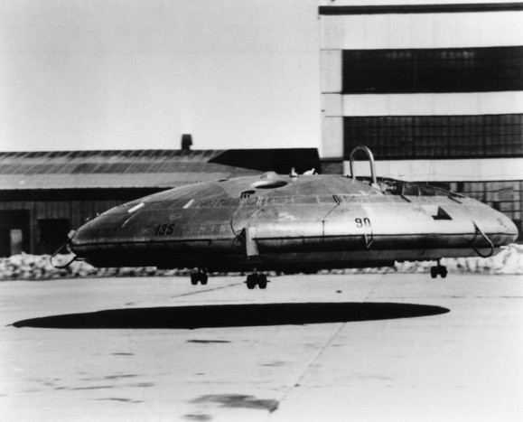Top 10 – A legfurcsább repülő tárgyak 10 Avro Canada VZ-9 Avrocar - 1958-ban, Kanadában épített kísérleti repülő. A formája alapján rögtön idegen technikának gondolhatnánk, hiszen kimeríti a repülő csészealj fogalmát. A természetesen az Egyesült Államok számára fejlesztett, szupertitkos prototípus a légkör legmagasabb régiójában akár Mach 3 sebesség elérésére is képes lett volna. Csakhogy a célokat sosem sikerült elérni, az Avrocar hat sugárhajtóműves, bonyolult rendszere állandó stabilitási gondokat mutatott.