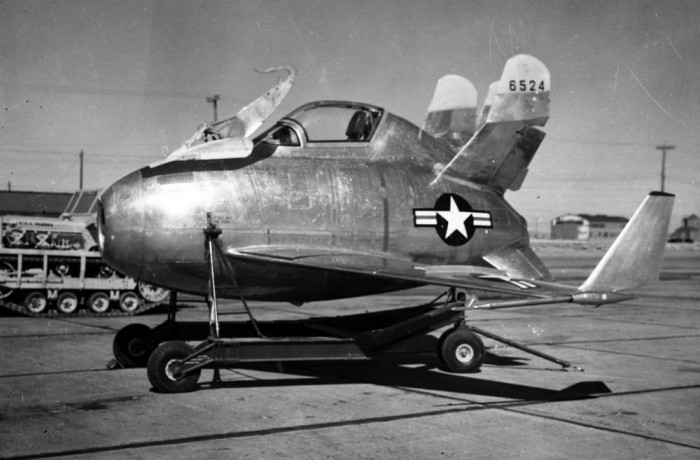 Top 10 – A legfurcsább repülő tárgyak 7 McDonnell XF-85 Goblin - Első ránézésre egy képregényből szabadult, pedig a Goblin (Manó) igazi gyilkos, parazita vadászgépnek épült. Legfőbb előnye, hogy befér egy bombázógép bombaterébe; onnan indulhat, és oda is térhet vissza, gondoskodva ezáltal a bombázóraj biztosításáról, annak teljes küldetése alatt. Papíron jól mutatott az elképzelés, ám a dokkolás visszatéréskor nehéz feladatnak bizonyult, valamint a vadászgépek hatótávolsága is nőtt, így feleslegessé vált a halálosztó apróság.