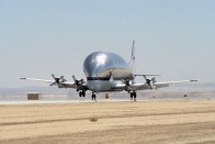 Aero Spacelines Super Guppy - A hatvanas években fejlesztett, vízfejű repülő elképesztő felépítése kizárólag praktikus célokat szolgált. A 18 tonnányi hasznos teherrel levegőbe emelkedő gép főképp az Apollo program számára szállított nagyméretű alkatrészeket. Napjainkban már csak egy üzemel, a NASA szolgálatában a Nemzetközi Űrállomáshoz gyártott részegységeket fuvarozza.