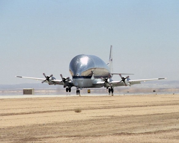 Top 10 – A legfurcsább repülő tárgyak 2 Aero Spacelines Super Guppy - A hatvanas években fejlesztett, vízfejű repülő elképesztő felépítése kizárólag praktikus célokat szolgált. A 18 tonnányi hasznos teherrel levegőbe emelkedő gép főképp az Apollo program számára szállított nagyméretű alkatrészeket. Napjainkban már csak egy üzemel, a NASA szolgálatában a Nemzetközi Űrállomáshoz gyártott részegységeket fuvarozza.