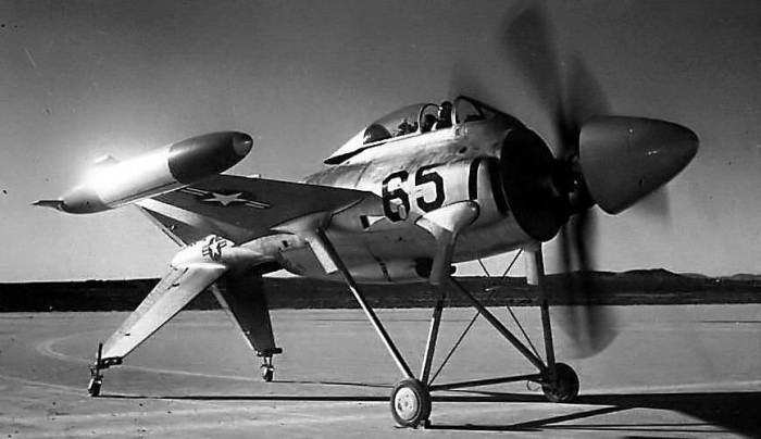 Top 10 – A legfurcsább repülő tárgyak 5 Lockheed XFV - A függőleges felszállással kapcsolatos kísérletekre sokat áldozott az Egyesült Államok, nyilván egy helyből elindulásra képes vadászgépekkel megtömött anyahajó sokkal rémisztőbb fegyver, mint ahol kifutópályára is szükség van. A kutatás egyik érdekes eredménye az 1953-as XFV, ami 32 próbarepülést teljesített, de az áhított vertikális landolás sosem sikerült.