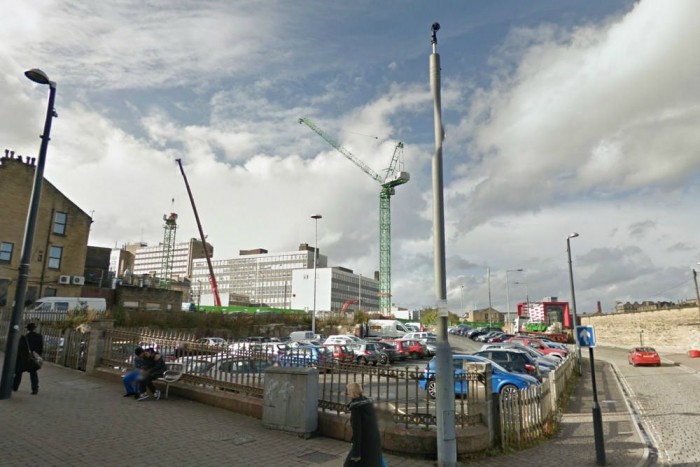 Az ominózus parkolónak az a fele, ahol az események történtek. Mindkét villanyoszlop tetején ott virít a kamera.