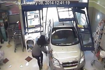 Autóstól rontott be a gyógyszertárba