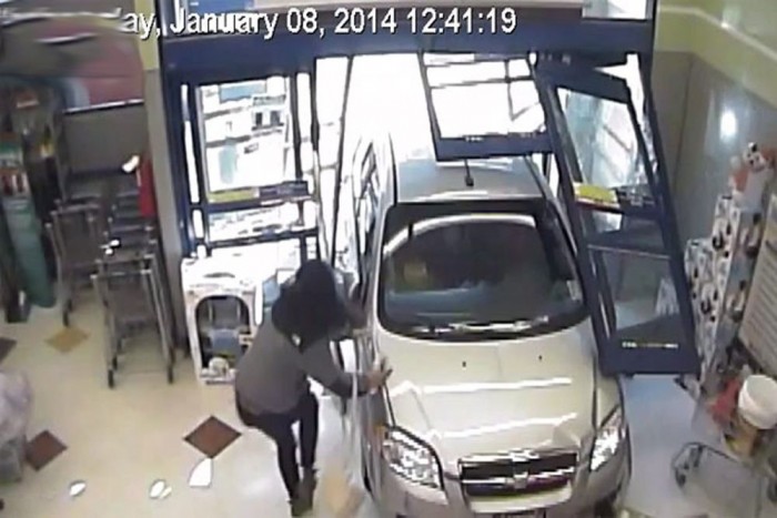 Autóstól rontott be a gyógyszertárba