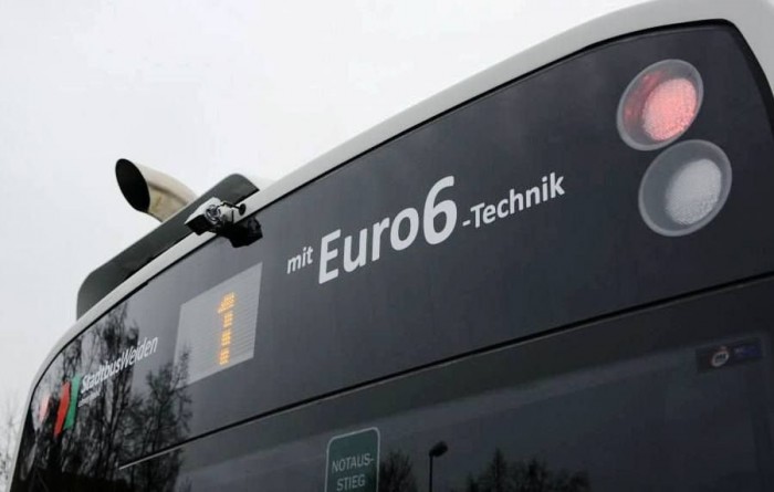 A képen jól látszik a tetőkipufogó, valamint a tolatókamera