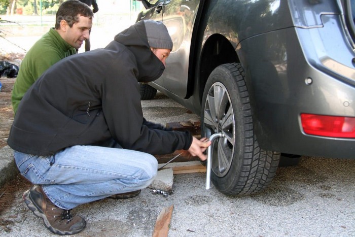 Kölcsön emelő, kölcsön kerékkulcs. Egyik sincs az autóban.
