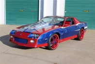 1985 CHEVROLET CAMARO CUSTOM COUPE - Amerika kapitány ruhájának színeiben pompázik ez a hazafias izomautó, a képregényhős tiszteletére.