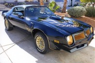 1976 PONTIAC FIREBIRD TRANS AM - A Pontiac 50. születésnapjára készült, ez a fekete-arany "tűzmadár".