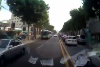 Versenyzés forgalommal szemben, piroson keresztül