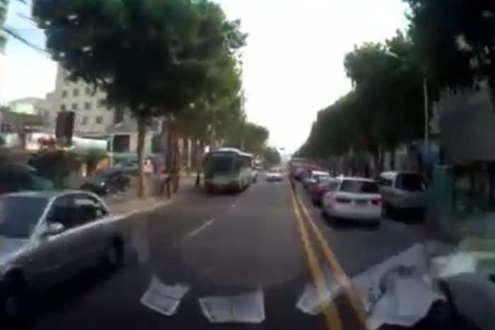 Versenyzés forgalommal szemben, piroson keresztül