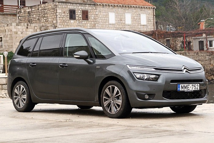 Utazás a bálna gyomrában 10 | Vezess A szokásosnál tovább gazdagította a szerkesztőségi autóflottát a Citroën Grand C4 Picasso. Így a karácsonyi családi népvándorlásban és a szilveszteri túrán is megmutathatta, mire képes hét üléssel.