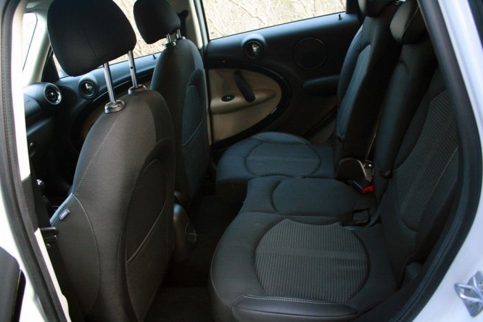 Két részben tologatható a pad, a háttámlák szöge mindhárom támlarésszel külön állítható