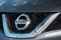 Nagy Nissan-terepjárókra hivatkozik a félkeretes embléma