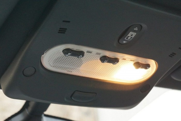 A legeurópaibb japán: jó lett az új Qashqai 10 | Vezess A Qashqai egyetlen alkatrésze, ami gagyira sikeredett: a Renault-tól származó ezeréves belső világítás-panel