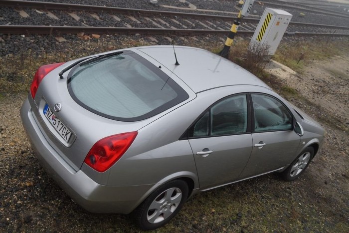 Az erősen döntött üvegfelületeken nyáron az utastér melegedése is erős