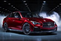 A Forma-1 kötelez: a japán Infiniti határozottan sportos felhangokkal szeretné kiegészíteni termékkínálatát. Ezt a lehetőséget előlegezi meg a Q50 utcai versenytanulmánya.