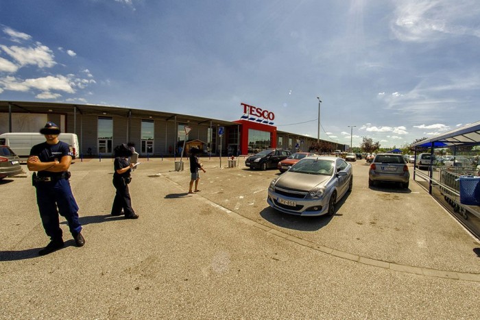 Legyőzte a rendőrséget a megbírságolt autós 5 | Vezess Balra a tábla, Balázs jobbról érkezett, és a parkolás pillanatában még egy kisbusz is közöttük volt