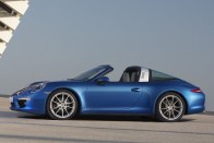 Ultramodern technológiák és hagyománytisztelő stílus óvatos elegyeként hozta létre a 2014-es 911 Targa modellt a Porsche: a retrós megjelenéshez motoros mozgatású tetőszelvény társul.