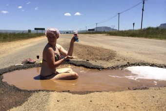 Kátyúban fürdik az útjavításért küzdő tanár