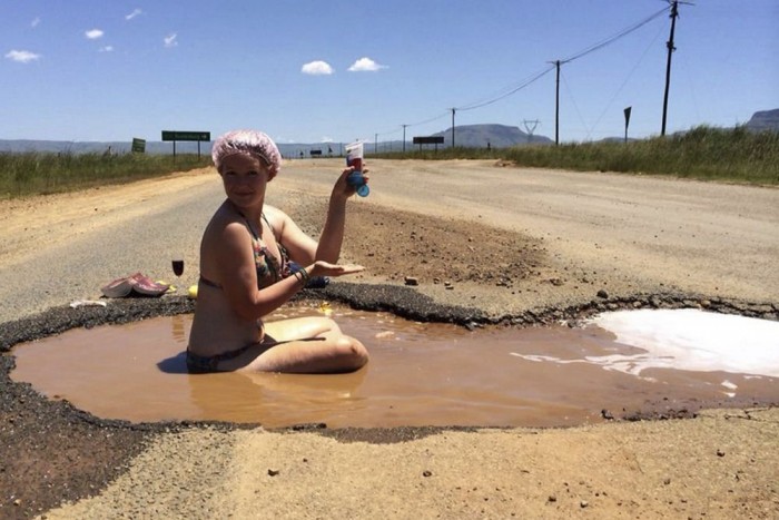 Kátyúban fürdik az útjavításért küzdő tanár 4