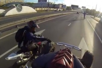 Motoros huligánok szállnak szembe a rendőrrel