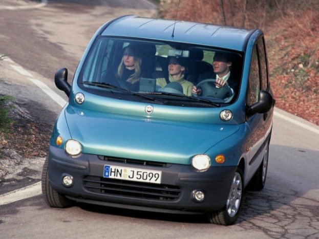 Fiat Multipla - Az 1998-ban kijött, négy pár lámpájával teljesen pókszerű első széria még úgy volt csúnya, hogy lehetett rajongani ért. A 2004-es modellfrissítés után már csak unalmasan volt aránytalan a 2x3 üléssoros furcsaság. 