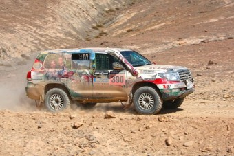 Kettészakadt autókat kerülgettek a magyarok a Dakaron