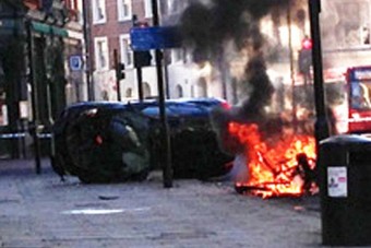 Autós üldözés és lángoló robogó a belvárosban