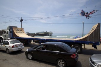 Mozgó kamionon trükközött a vakmerő bringás