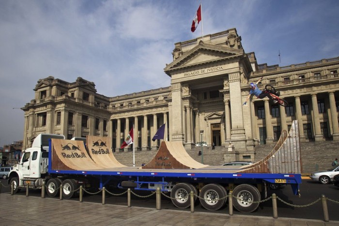 A fiatal bringás bejárta egész Limát a kamion platóján, ezen képen például a legfelsőbb bíróság, a Palacio de Justicia épülete előtt trükközik. A képeket Enrique Castro Mendivil készítette. 