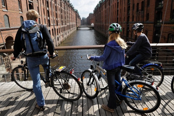 Kitúrják az autókat Hamburgból 5 | Vezess Kitúrják az autókat Hamburgból 5