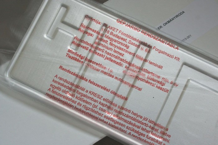 Miért kell 5 hetet várni egy új rendszámra? 5 | Vezess Rendeletetésszerű használhatóságának időtartama: min. 5 év - olvasható az új rendszám csomagolásán