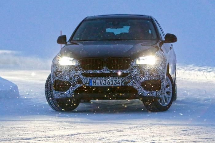 Jövőre érkezik meg a BMW X6 második generációja. A változások ellenére felismerhető marad az X5 alapjaira épülő négyszemélyes jármű.