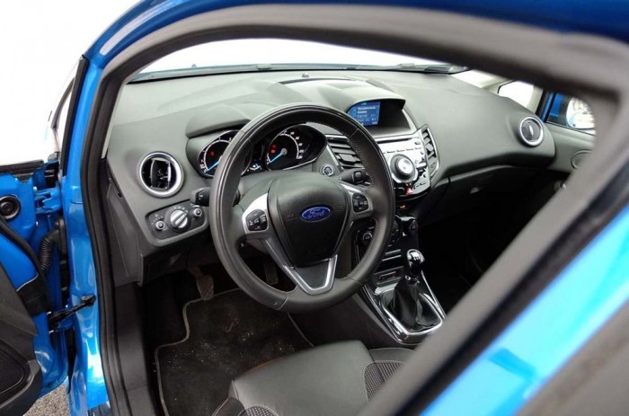 Az új árnyalatok mellett apróságok változtak a teszten szereplő, frissítésen átesett verióban. Ergonómiai megfontolásból a Ford elköltöztette az elektromos ablakemelő és az ülésfűtés kapcsolóit, valamint a belső kilincseket is