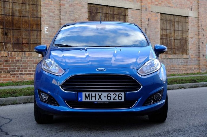 Ford Fiesta – Lehet élmény a három henger? 3 A frontrész teljesen megváltozott, új hűtőrács, új LED-es fényszórók, átrajzolt motorháztető jellemzi a ráncfelvarráson átesett Fiestát