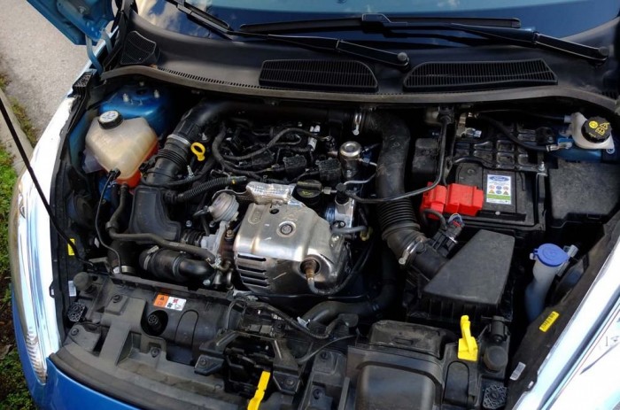 Ford Fiesta – Lehet élmény a három henger? 5 2013-ban az Év Motorja lett a 999 köbcentis, három dugattyúval, turbóval dolgozó blokk. Méretéhez viszonyítva komoly teljesítményre képes, de a fogyasztása a mindennapi felhasználás során nem alacsonyabb, mint a négyhengeres elődnek.