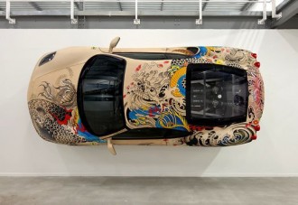 Sárkányokkal díszített Ferrari