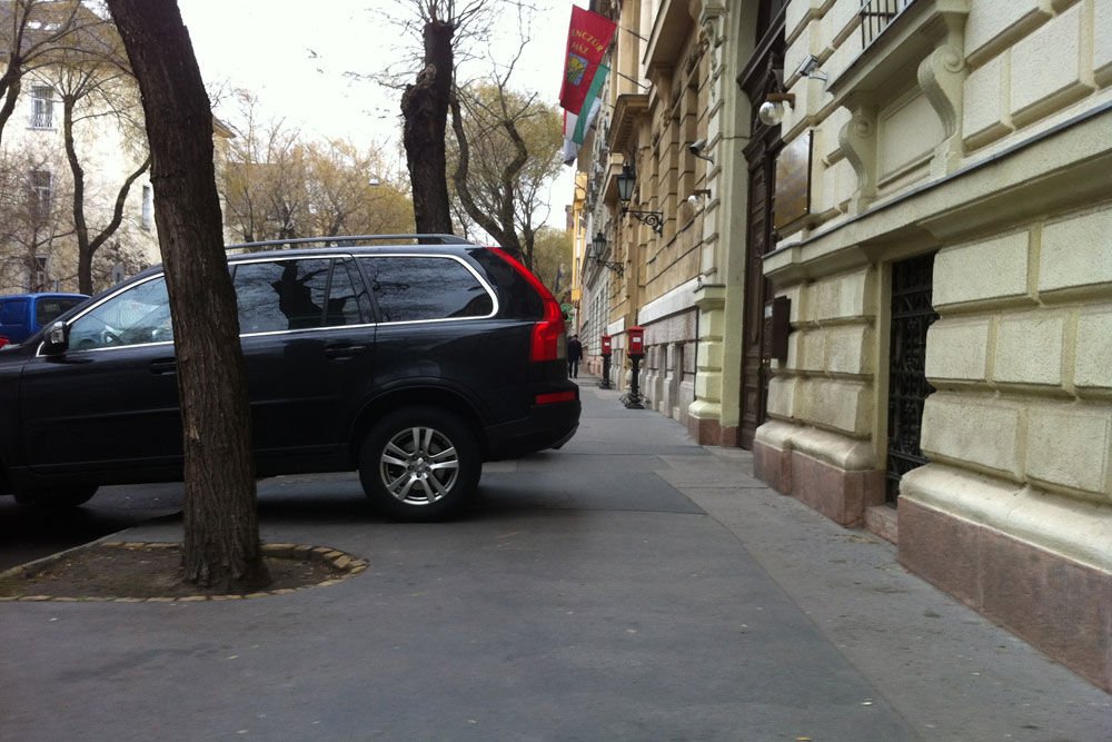 Vajon Bécsben is így parkolnak? És ha igen, akkor az osztrák rendőrség, a  közterület-felügyelet, és a parkolós cégek ellenőrei ezt szó nélkül hagynák?