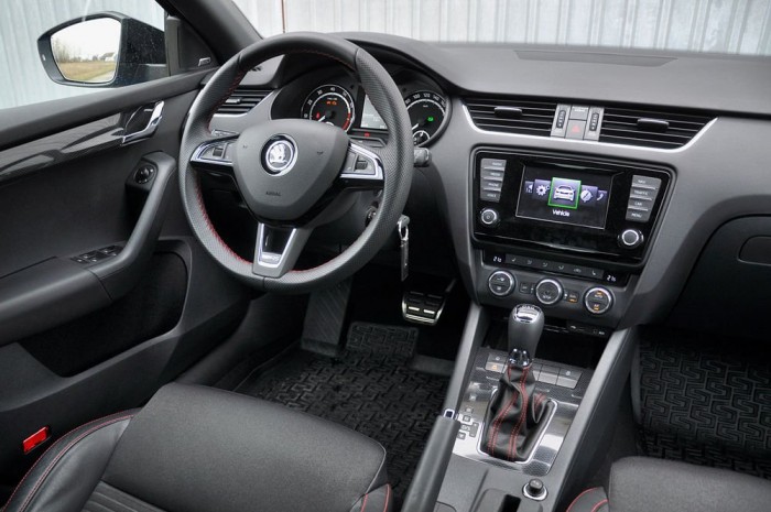 Piros díszvarrás, karbon mintás műanyag, és RS logó 