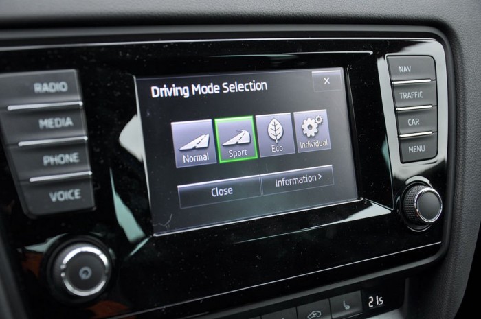 Érintéssel választhatunk módot, a mesterséges hang a sport felé egyre morcosabb