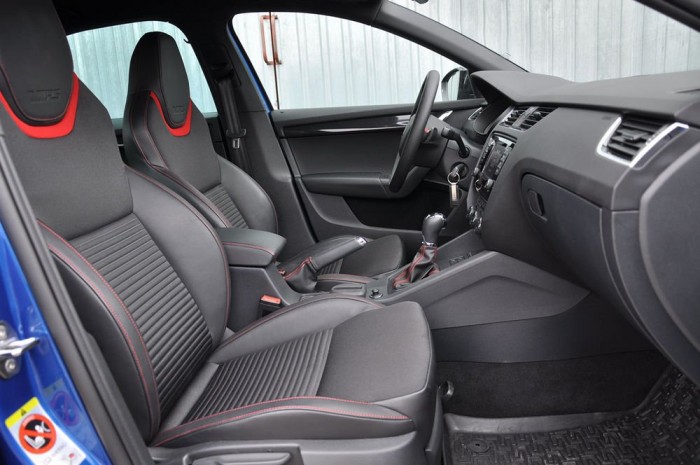 Innen kevésbé látszik, de a fényes szövet kicsit melegítőnadrágos hatást nyújt