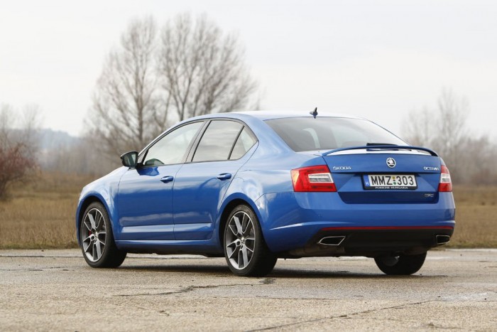 Árulkodó a nagyobb felni, a hátsó szárny, a dupla kipufogó 