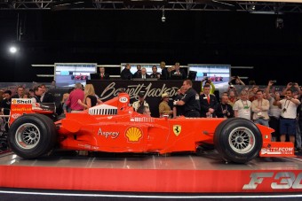 Megtapsolták Schumacher autóját