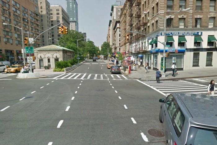 A szemközti bank előtt dulakodott a nyugdíjas a rendőrökkel 