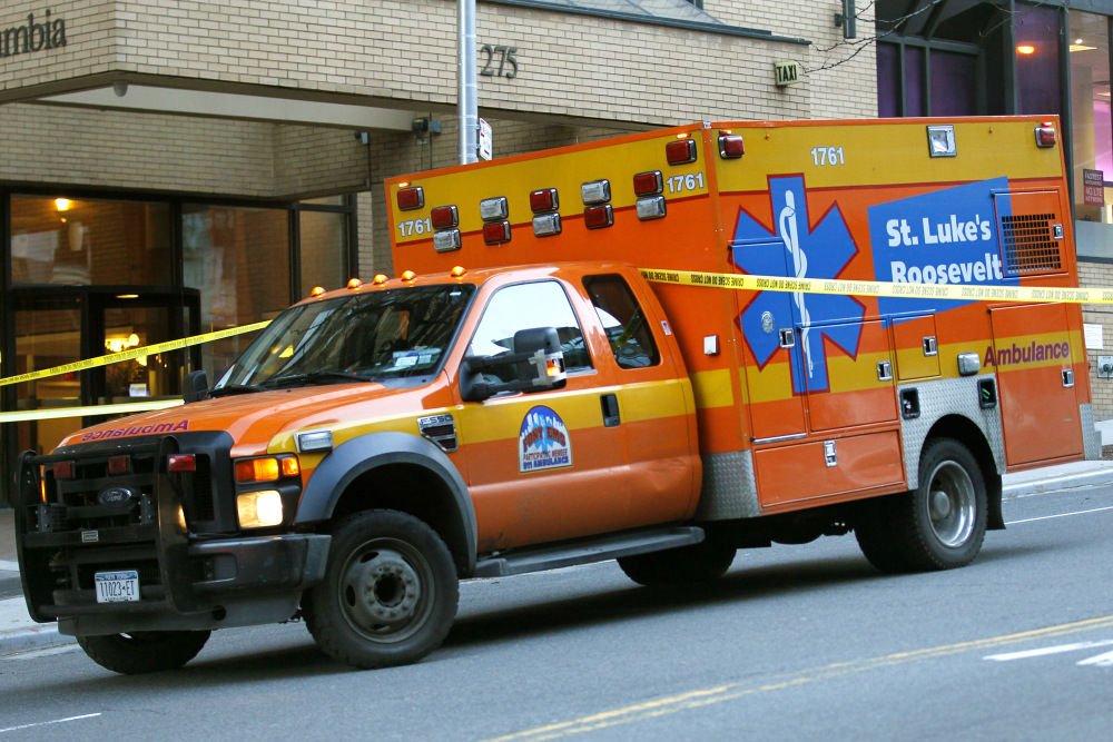 A mentőautó, amely január 19-én hajnalban vezető oldali visszapillantó tükrével fellökte a 26 éves Samantha Lee aneszteziológust. A földön fekvő doktornőn másodpercekkel később áthajtott egy személyautó.