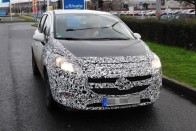 Bár még csak álcázva láthatjuk, a maszkon keresztül is átsüt, hogy milyen jól fog kinézni a vadonatúj Opel Corsa. Még idén érkezik a Mokkával közös padlólemezre épülő, új generációs modell.