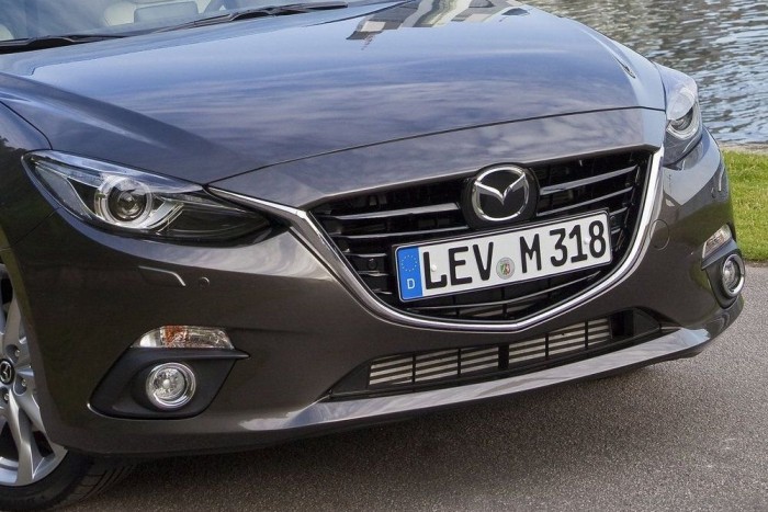Rendszám-hiba a Mazdánál 3 Gyári tesztautó gyár fotója, az európai Mazda-vezérkar székhelyének megfelelő, leverkuseni német rendszámmal. A kis fehér kupakok jelzik a táblán átmenő csavarok helyét